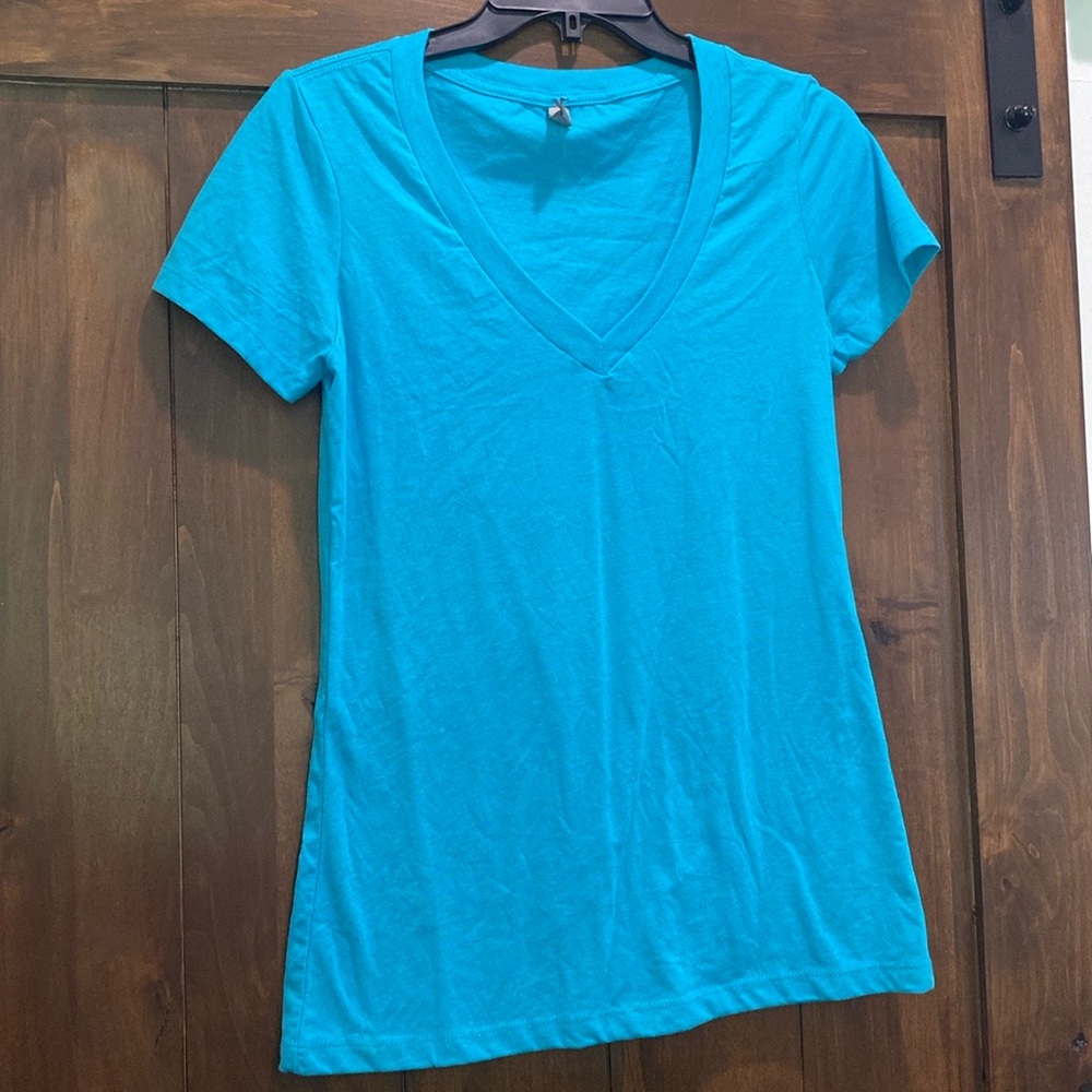 Aqua. V-neck T-shirts Size Medium NWOT